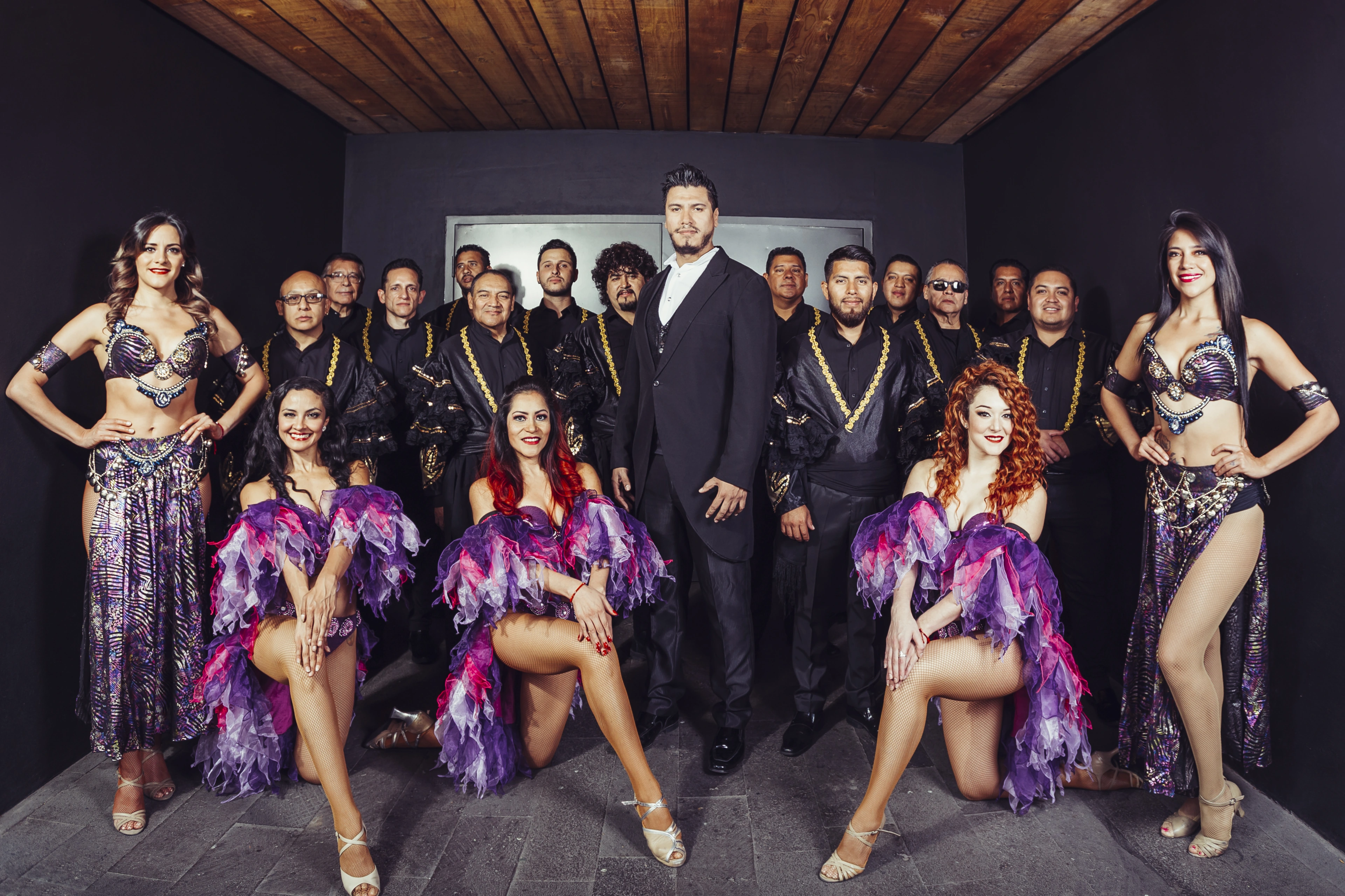 La orquesta y las Mambolets en sesión fotográfica